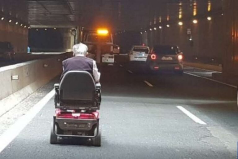 Abuelito provoca caos vial al circular por la carretera en sillas de ruedas