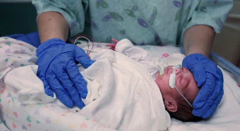 ¿POR QUÉ PODRÍA NECESITAR MI HIJO UNA CATETERISMO CARDIACO?