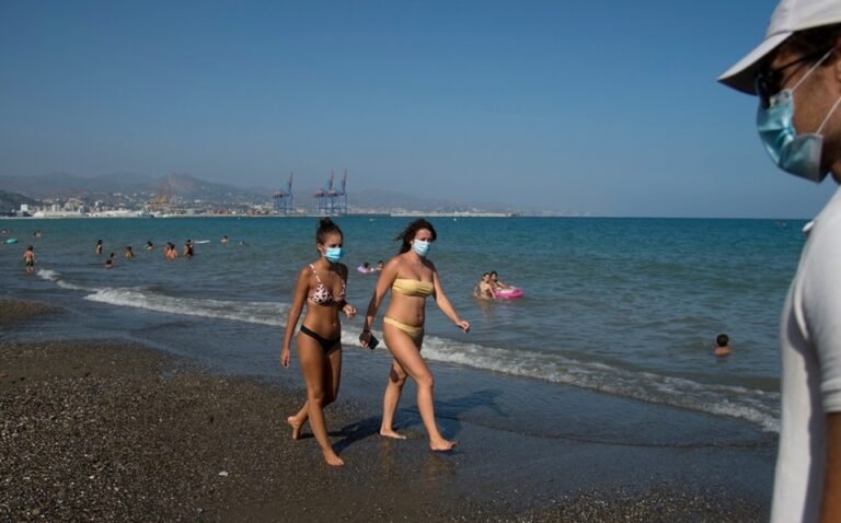 España endurece las medidas para atajar más de 220 brotes de covid-19