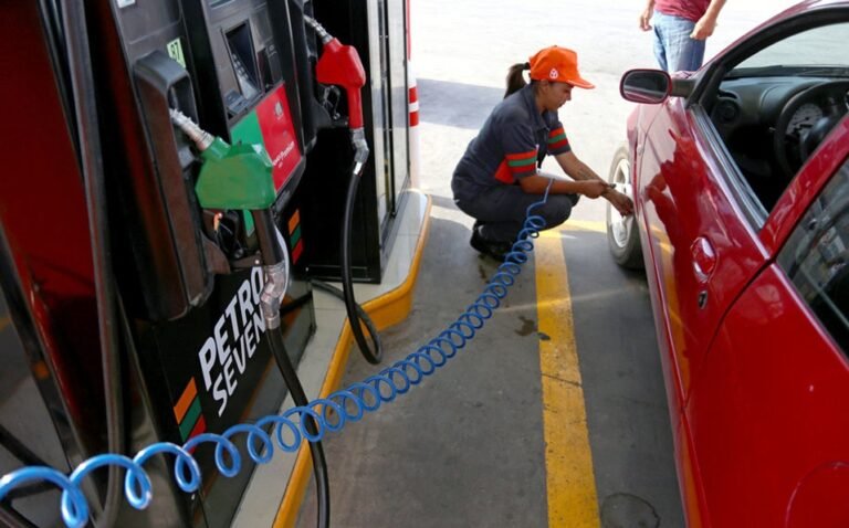 Precio de la gasolina sube por ligero aumento en mezcla de petróleo