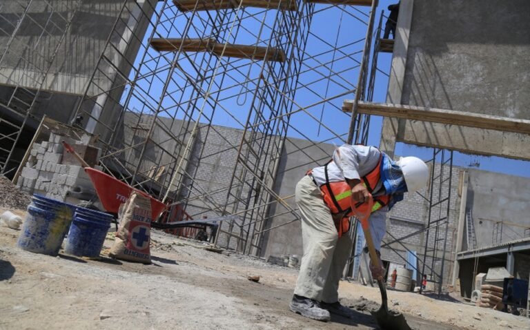 Inversión fija bruta se hunde 37.1% en abril, mayor baja desde 1995