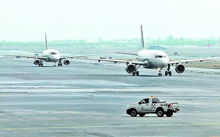 Más vuelos y turistas rumbo a EU y Canadá