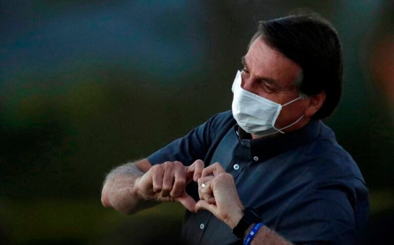 Por tercera vez, Bolsonaro da positivo a coronavirus; seguirá en aislamiento