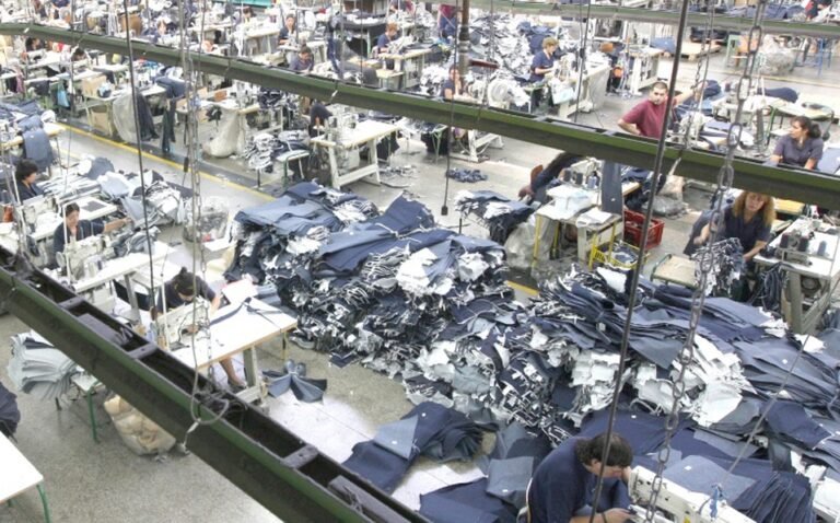 Producción industrial cae 30.7% en mayo