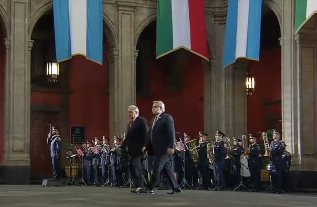 Al amanecer, recepción oficial a Fernández en Palacio Nacional Al amanecer, recepción oficial a Fernández en Palacio Nacional