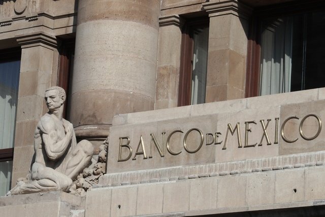 Reduce el BdeM a 4% su tasa de interés de referencia