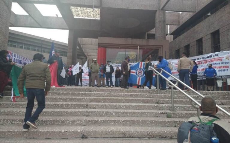 Socios de la cooperativa Cruz Azul protestan frente al Poder Judicial de la Federación