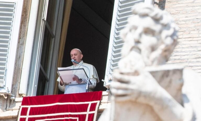 El papa Francisco pide ofrecer una bienvenida digna a los refugiados