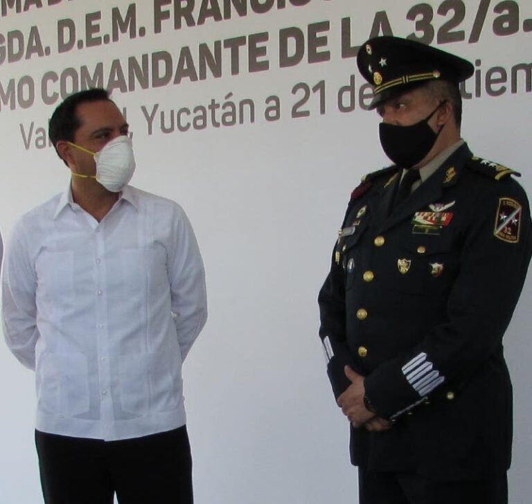 Relevo militar con un incidente y sin discursos del gobernador