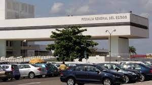 Camioneta de la Fiscalía se estrella contra una casa en la Bojórquez Camioneta de la Fiscalía se estrella contra una casa en la Bojórquez