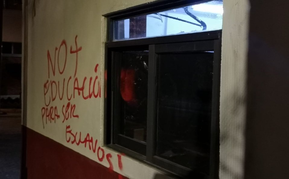 Encapuchados toman Vocacional 13 del IPN en Coyoacán Encapuchados toman Vocacional 13 del IPN en Coyoacán