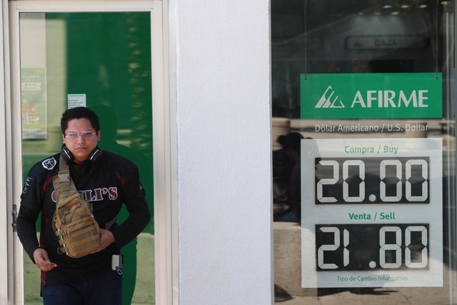 Peso gana pese a nerviosismo por Covid-19; cautela ante comicios en EU