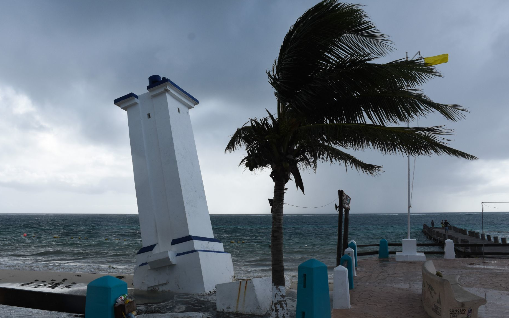El huracán Zeta toca tierra en la Península de Yucatán, al norte de Tulum; hay cortes de energía El huracán Zeta toca tierra en la Península de Yucatán, al norte de Tulum; hay cortes de energía