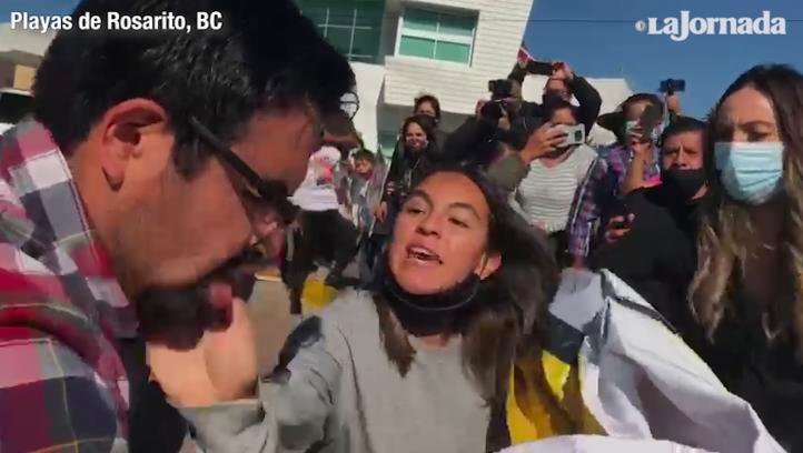 Abofetean ayudantía de AMLO