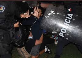 Denuncian agresiones sexuales de la policía en protesta feminista de Cancún