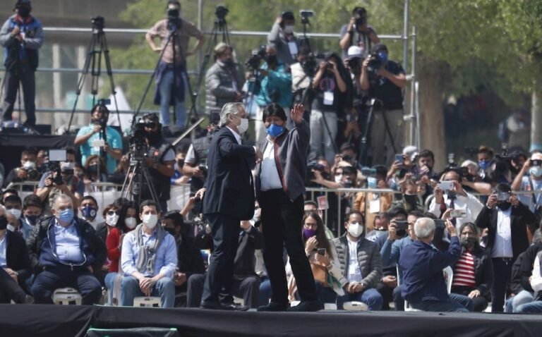 Evo Morales regresa a Bolivia tras exilio en México y Argentina