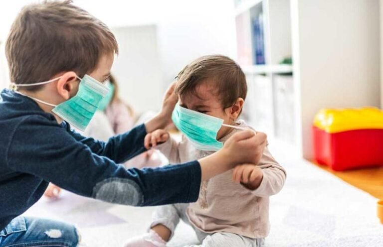 ¿Nueva cepa de coronavirus afecta más a los niños? Científicos británicos investigan