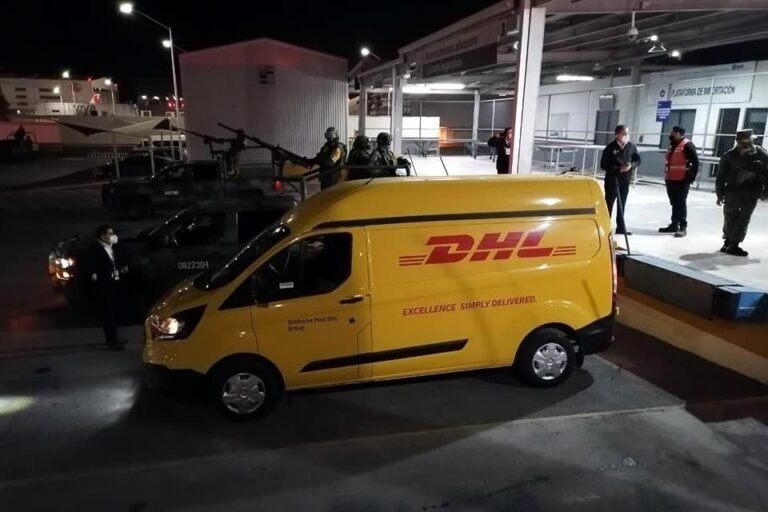 Convoy con vacunas anticovid de Pfizer sale de Monterrey hacia Saltillo