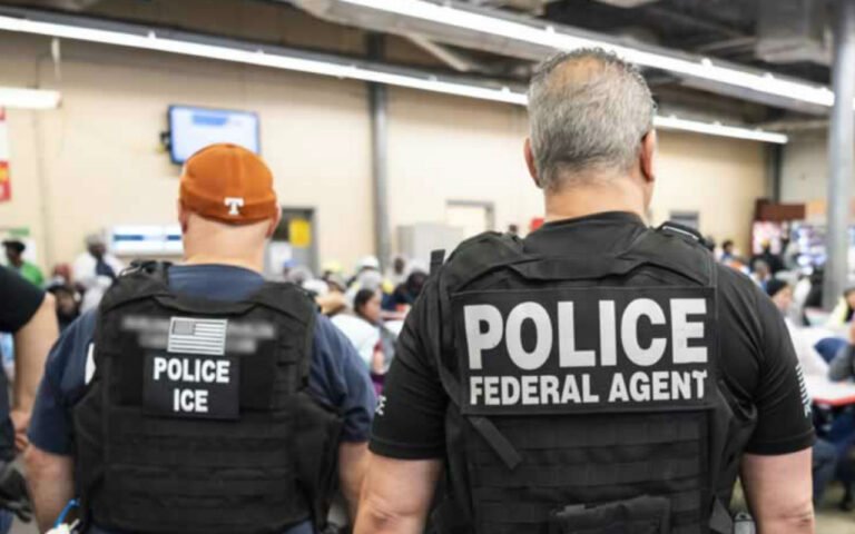 Mujeres migrantes presentan demandas colectivas contra ICE