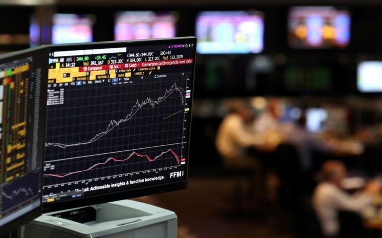 Nikkei sube 2.6% y cierra en su máximo nivel desde 1990