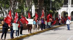 Plantón del »Movimiento Antorchista» ante Palacio de Gobierno