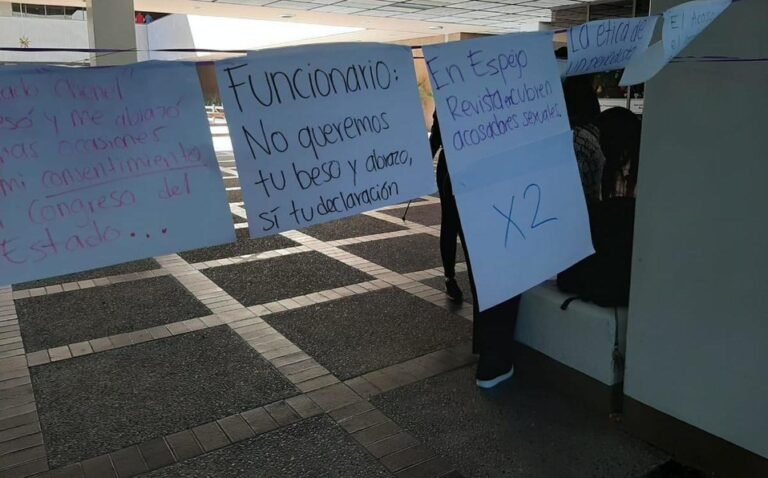 Mujeres periodistas colocan tendedero del acoso en palacio de gobierno de Culiacán