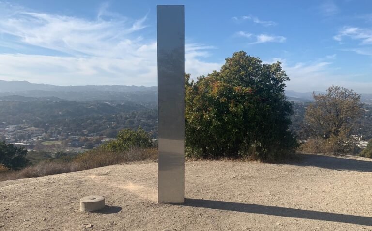 Aparece tercer monolito metálico en California