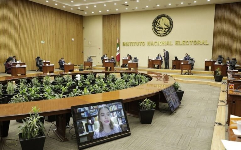 Por criticar alianza del PRI y el PAN para 2021, INE aplica tutela preventiva a AMLO