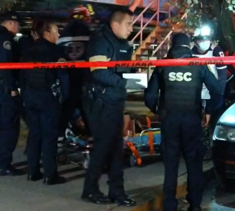 Se le escapa tiro a custodio de valores y hiere a su compañero