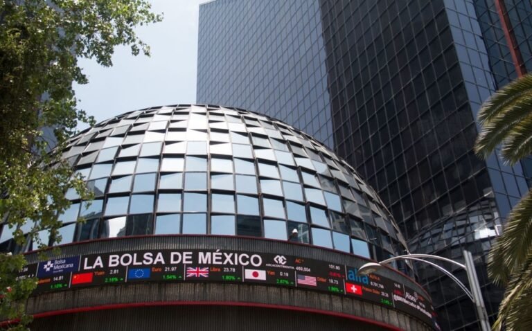 Bolsa mexicana abre a la baja ante avance de contagios de covid-19