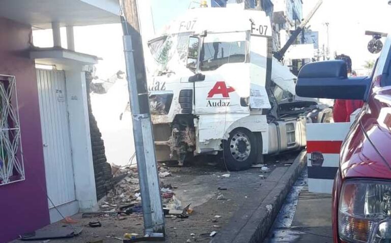 Camión tipo torton choca contra dos camionetas y una casa en Veracruz