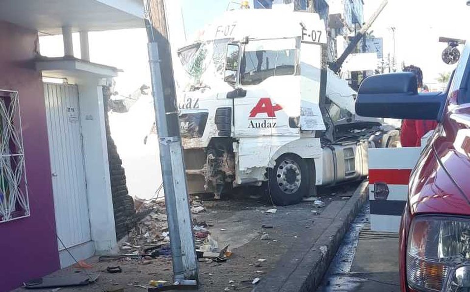 Camión tipo torton choca contra dos camionetas y una casa en Veracruz Camión tipo torton choca contra dos camionetas y una casa en Veracruz