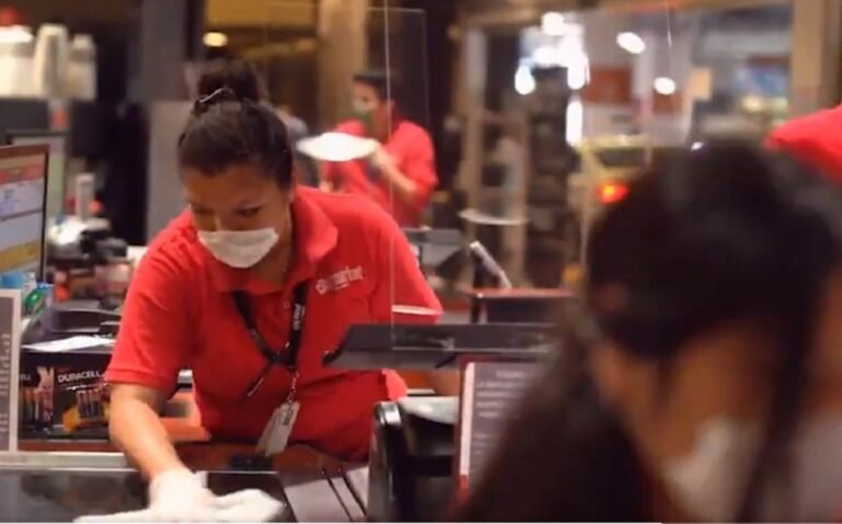 La Comer continúa apoyando a empacadores voluntarios