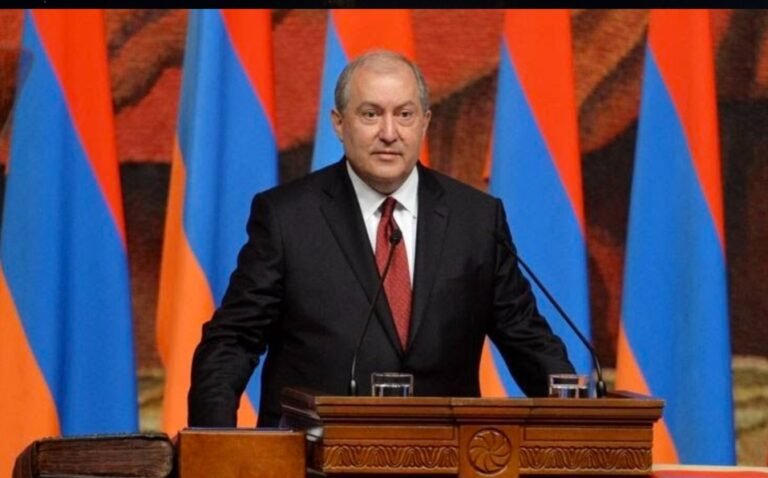 Hospitalizan al presidente de Armenia con neumonía doble por covid-19