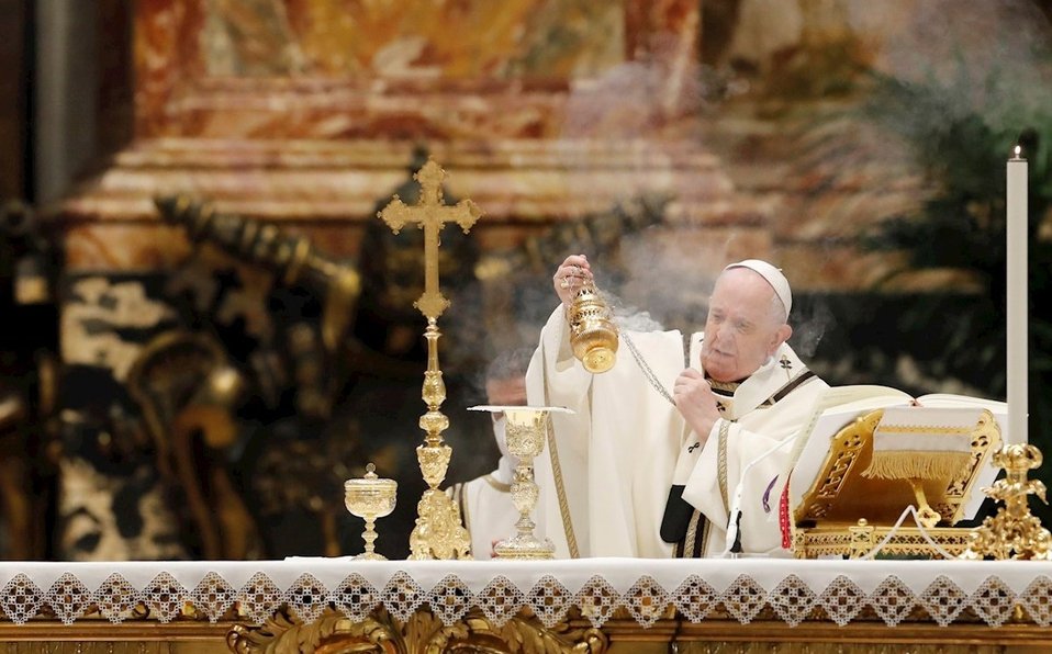 Papa Francisco permite a mujeres leer la misa y dar la comunión; no les abrirá el sacerdocio Papa Francisco permite a mujeres leer la misa y dar la comunión; no les abrirá el sacerdocio