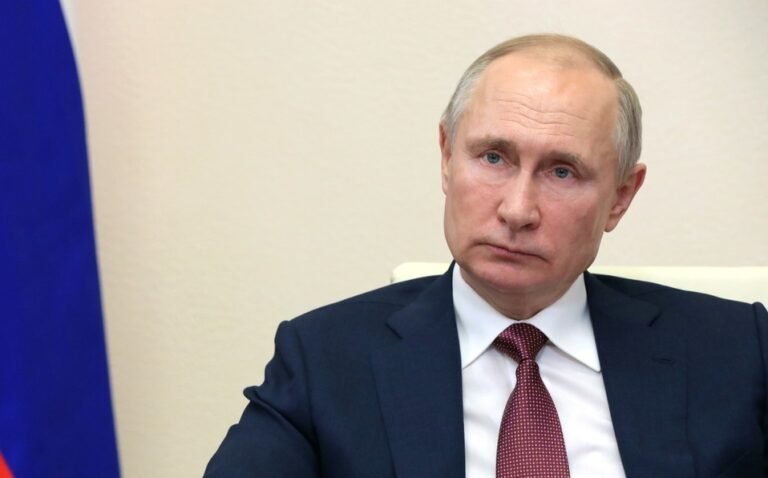 Putin ordena vacunación masiva contra covid en Rusia para la próxima semana