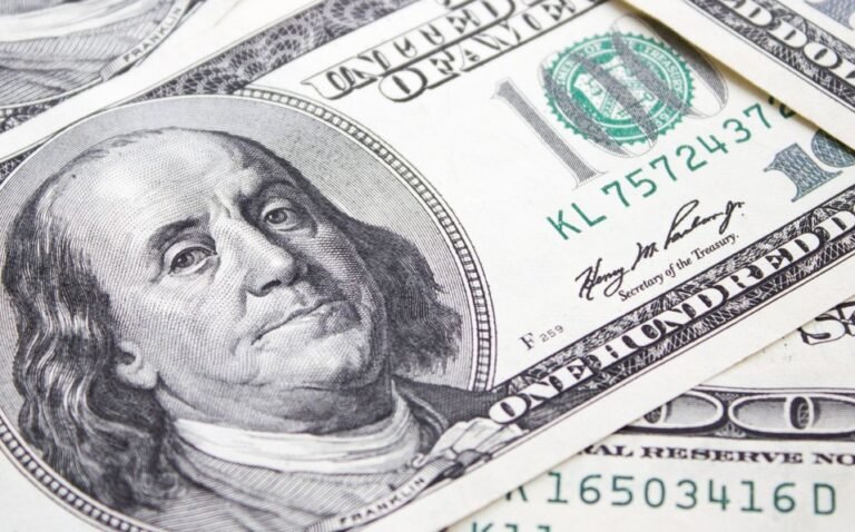 Peso cae 1.2% por incertidumbre en mercados financieros; dólar cotiza en 19.94 unidades