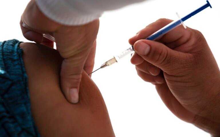 Mujer de 92 años muere por covid-19 tras haber sido vacunada en Inglaterra