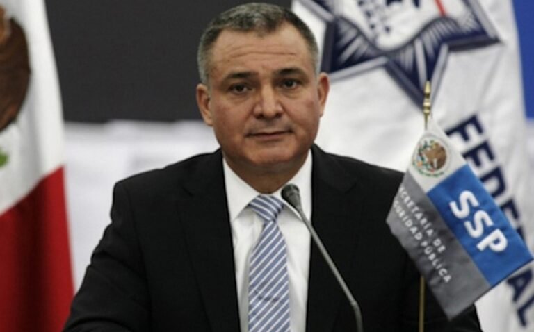 Gobierno liga a García Luna con contratos “abusivos” de penales privados