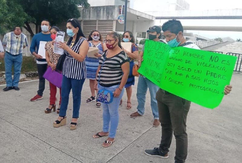 Acusan a funcionaria de “prestarse a despojar” a padres de sus hijos Acusan a funcionaria de “prestarse a despojar” a padres de sus hijos