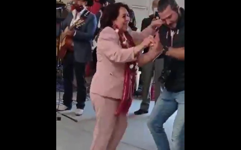 Captan a aspirante de Morena en Querétaro bailar sin cubrebocas y suspenden acto político Captan a aspirante de Morena en Querétaro bailar sin cubrebocas y suspenden acto político