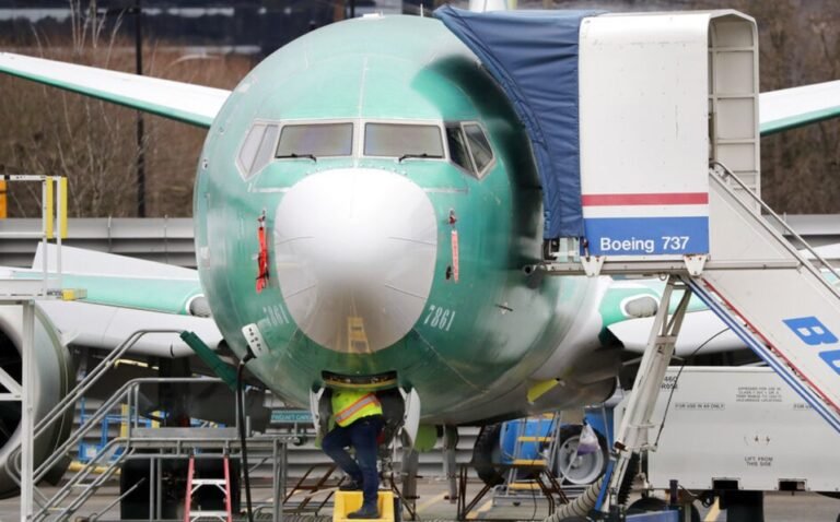 Inmovilizan aviones Boeing 777 tras incidente en Colorado