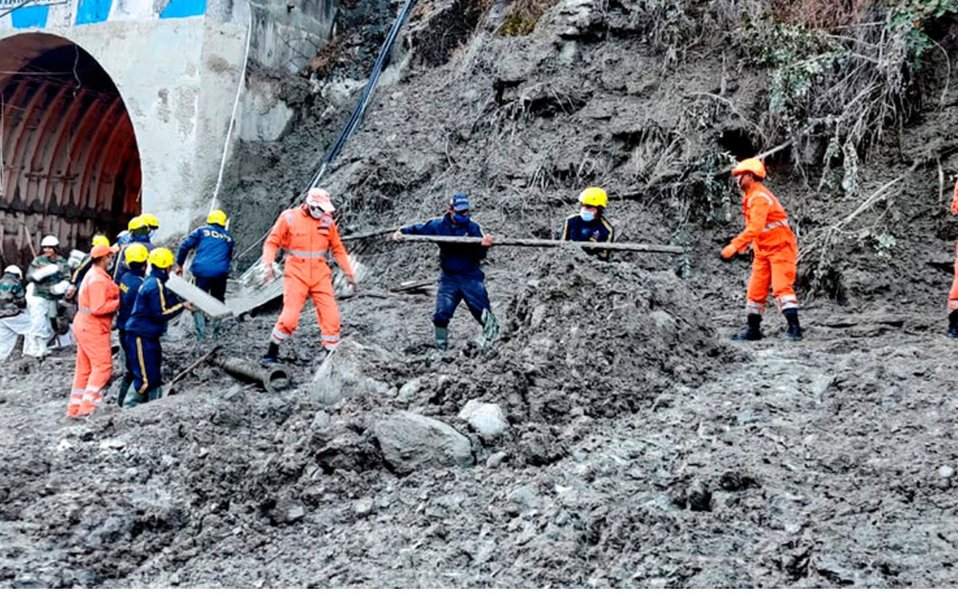 Al menos 18 muertos y 200 desaparecidos en India tras avalancha en el Himalaya Al menos 18 muertos y 200 desaparecidos en India tras avalancha en el Himalaya