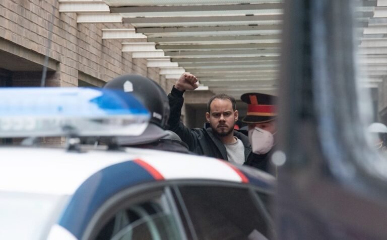 Rapero es detenido en España por enaltecer el terrorismo e injurias a la Corona