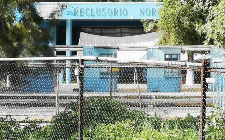 Ancira se echa unos al pastor y da consejos de finanzas a policía