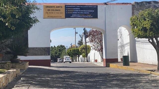 Prevalecen la anarquía y la corrupción en el fraccionamiento Santa Cruz Guadalupe Prevalecen la anarquía y la corrupción en el fraccionamiento Santa Cruz Guadalupe