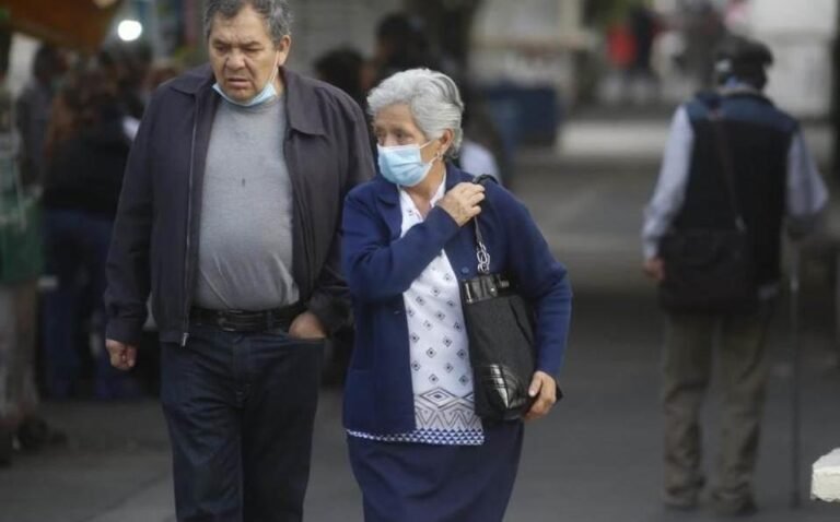 A un año de pandemia de covid-19, algunos adultos mayores se resisten a recibir vacuna