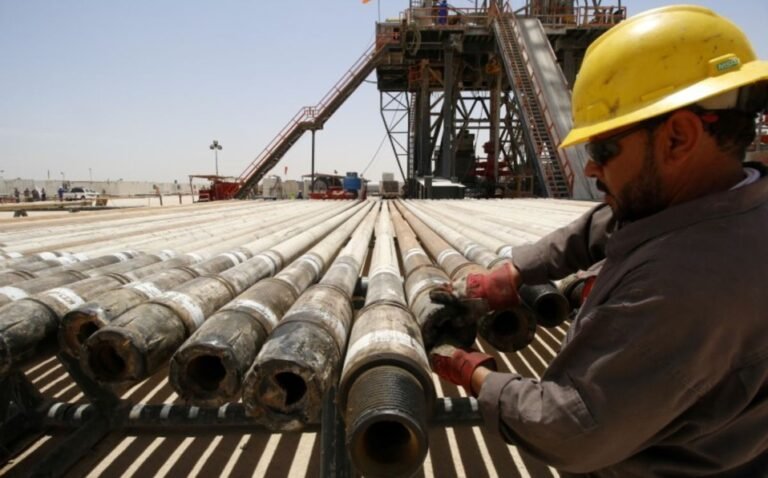 Petróleo cae casi 4% ante restricciones en Europa ante covid-19