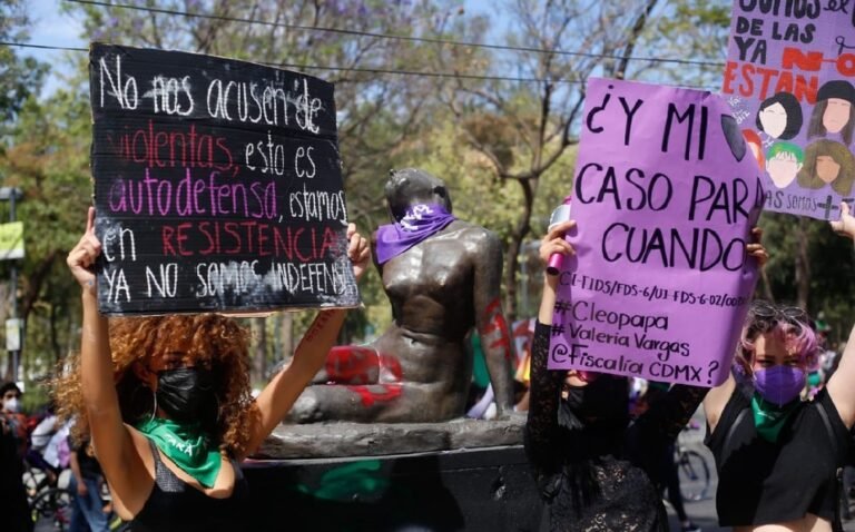 AMLO pide no perseguir a quienes cometieron actos violentos en marcha del 8M