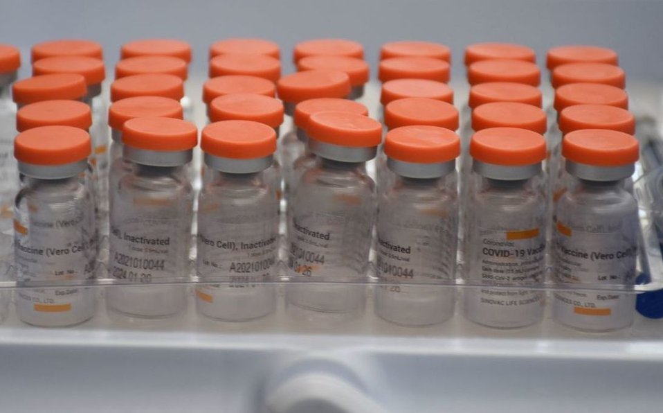 Decomisan vacunas Sputnik V ocultas entre refrescos en aeronave en Campeche Decomisan vacunas Sputnik V ocultas entre refrescos en aeronave en Campeche